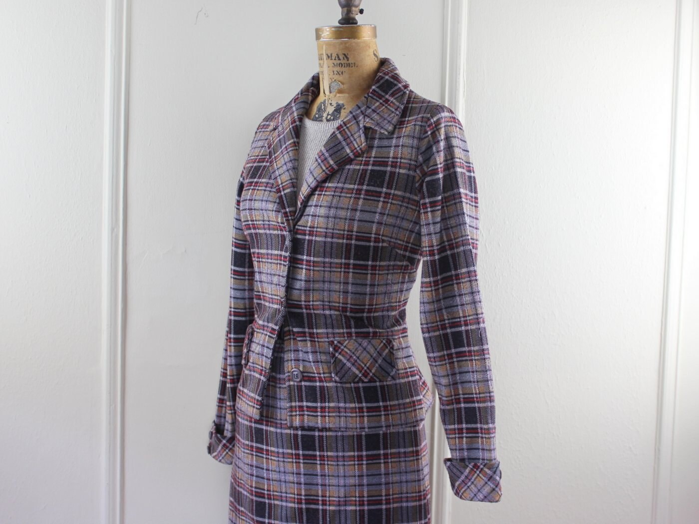 Vintage 1970Er Karierter Anzug Taillierter Blazer, Bleistiftrock & Gerippter Kurzarmpullover - Anthrazit, Grau, Braun, Rot Größe Klein Bis Mittel von FASHIONRERUN