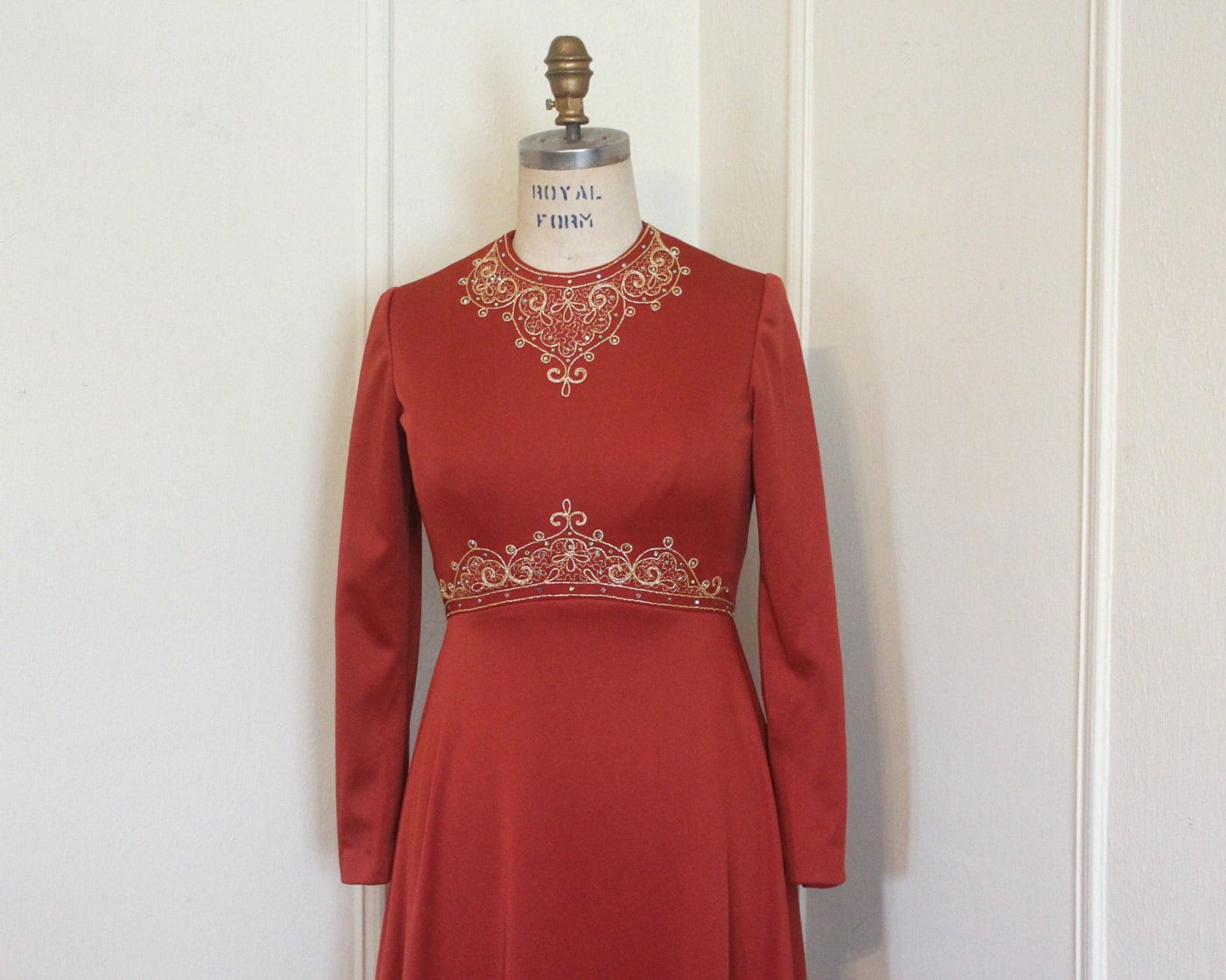 Vintage 1970Er Orange Rost Kleid Mit Goldfarbener Bullionsstickerei Und Strass Verschönert - Größe Medium von FASHIONRERUN