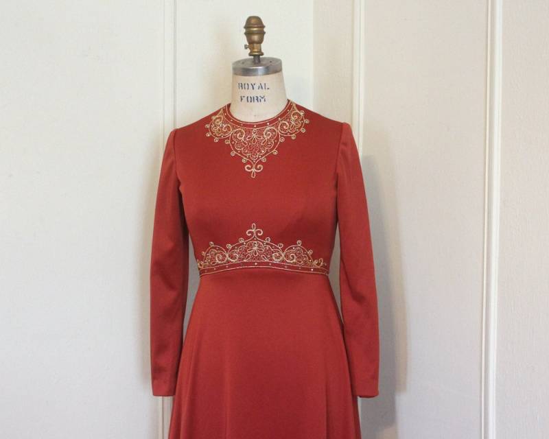 Vintage 1970Er Orange Rost Kleid Mit Goldfarbener Bullionsstickerei Und Strass Verschönert - Größe Medium von FASHIONRERUN