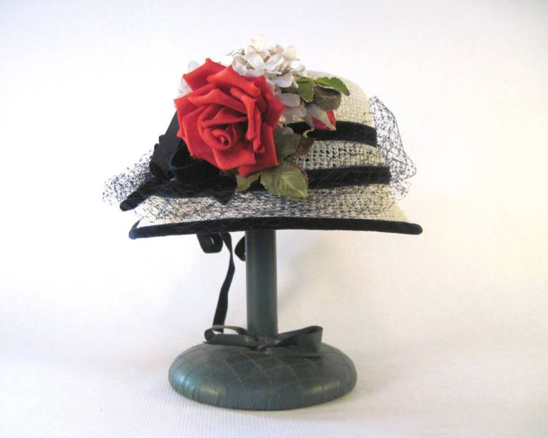 Vintage 50Er Jahre Garten Party Hut - Weiß + Navy Rote Rose, Mit Netz Samt Akzenten Cloche, Größe 22 von FASHIONRERUN
