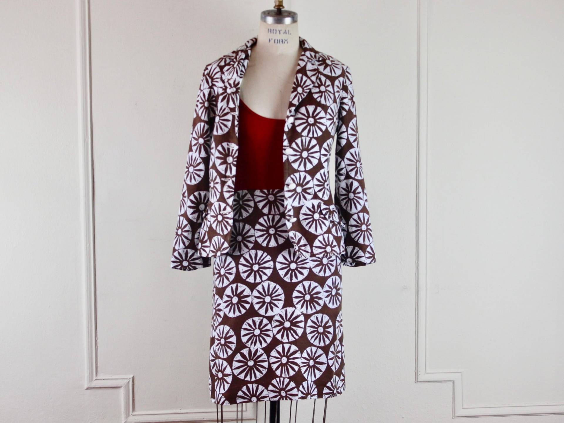 Vintage 60Er Jahre Floraler Medaillon Anzug Taillierter Blazer & Bleistiftrock Von Kelita - Braun + Weiß Größe Klein Bis Mittel von FASHIONRERUN