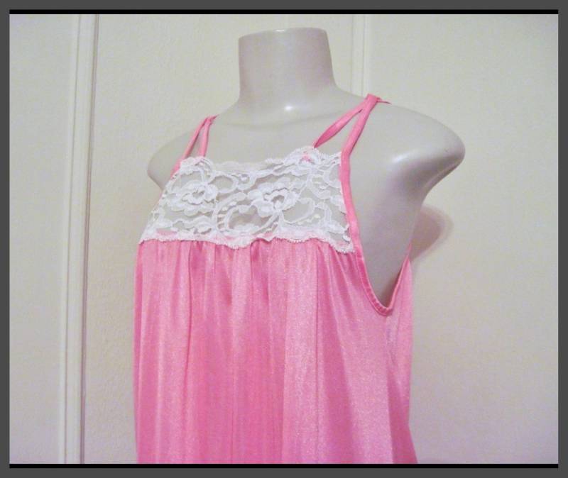 Vintage 60Er Rosa Nightie Mit Weißen Spitzenrosen, Klein Bis Mittel von FASHIONRERUN