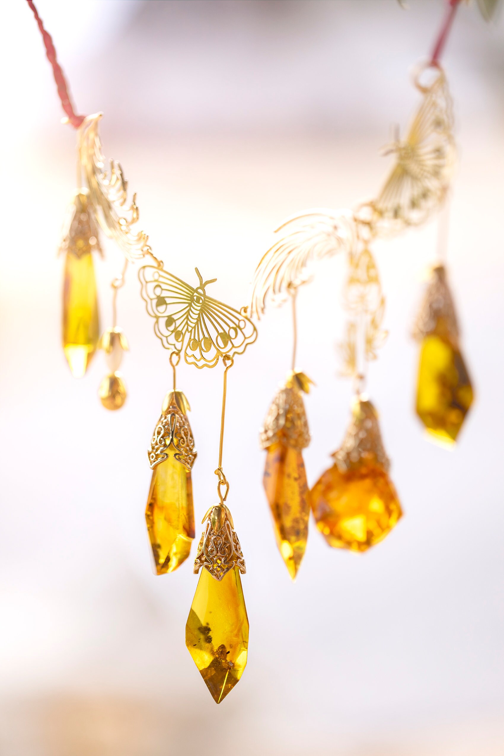 Amber Butterflies - Handgemachte Halskette Mit Bernstein Epoxy-Edelsteinen, Schmetterling Thema, Feder Boho, Schmuck, Unikate, Anhänger Amber Butterflies - Handgemachte Halskette Mit Bernstein Epoxy-Edelsteinen, Schmetterling Thema, Feder Boho, Schmuck, Unikate, Anhänger von FAULTYDIENDEE