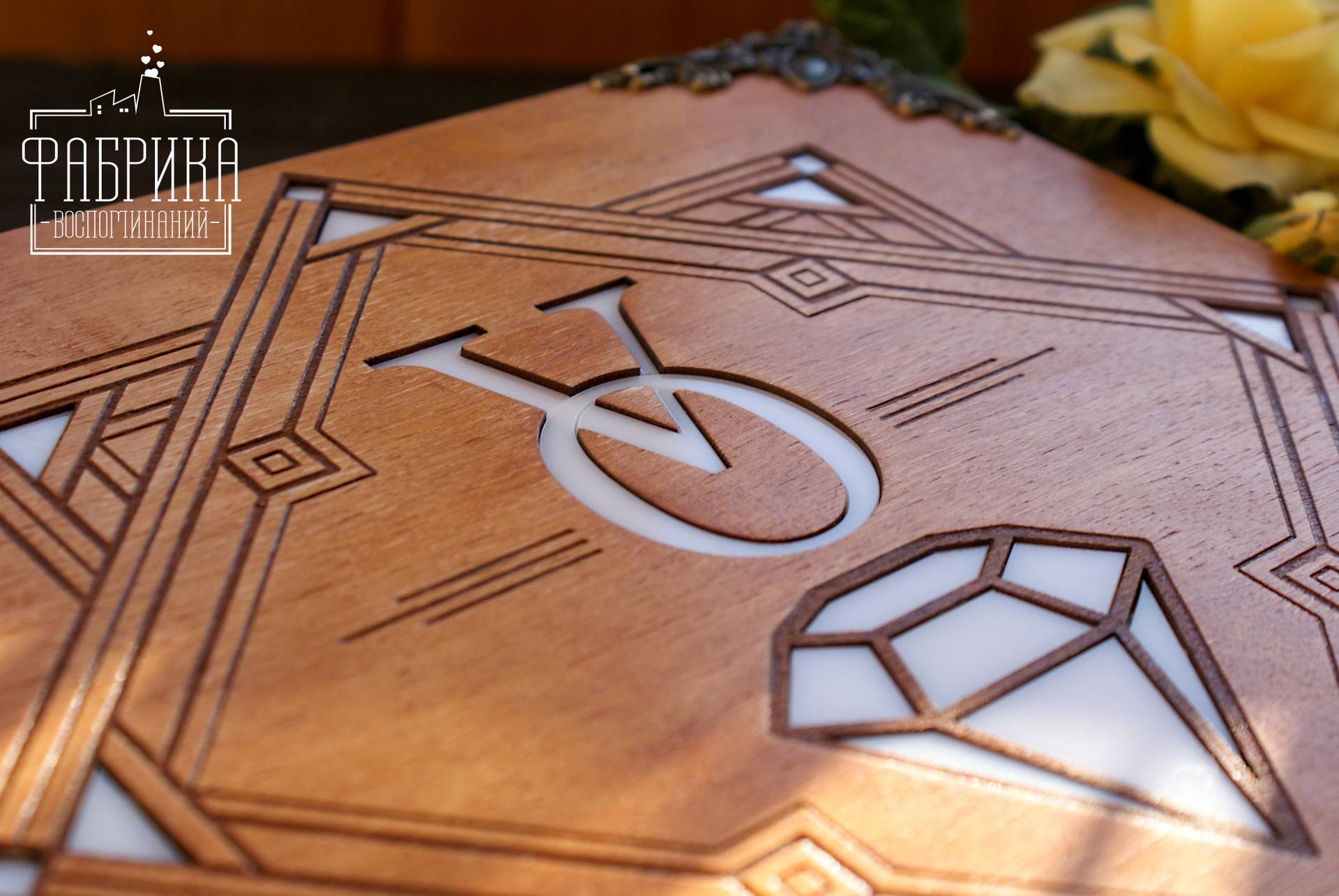 Personalisierte Gravur Schmuckschatulle Aus Holz Und Acryl "Art Deco", Vintage Schmuckbox, Valentinstag Geschenk, Muttertagsgeschenk Personalisierte Gravur Schmuckschatulle Aus Holz Und Acryl "Art Deco", Vintage Schmuckbox, Valentinstag Geschenk, Muttertagsgeschenk von FAVOSALBUMS