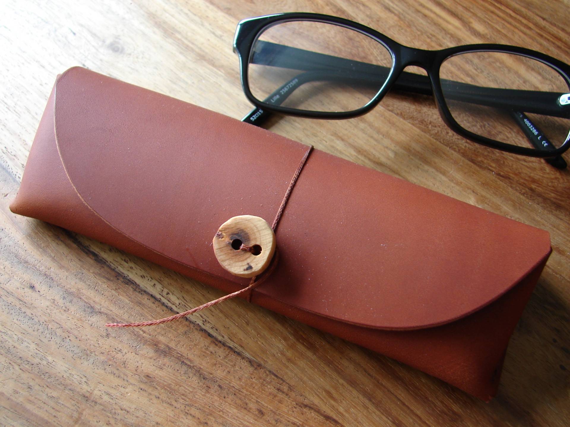 Brillenetui Aus Leder - Braun Mit Holzknopf Brillenetui Aus Leder - Braun Mit Holzknopf von FDixonCrafts