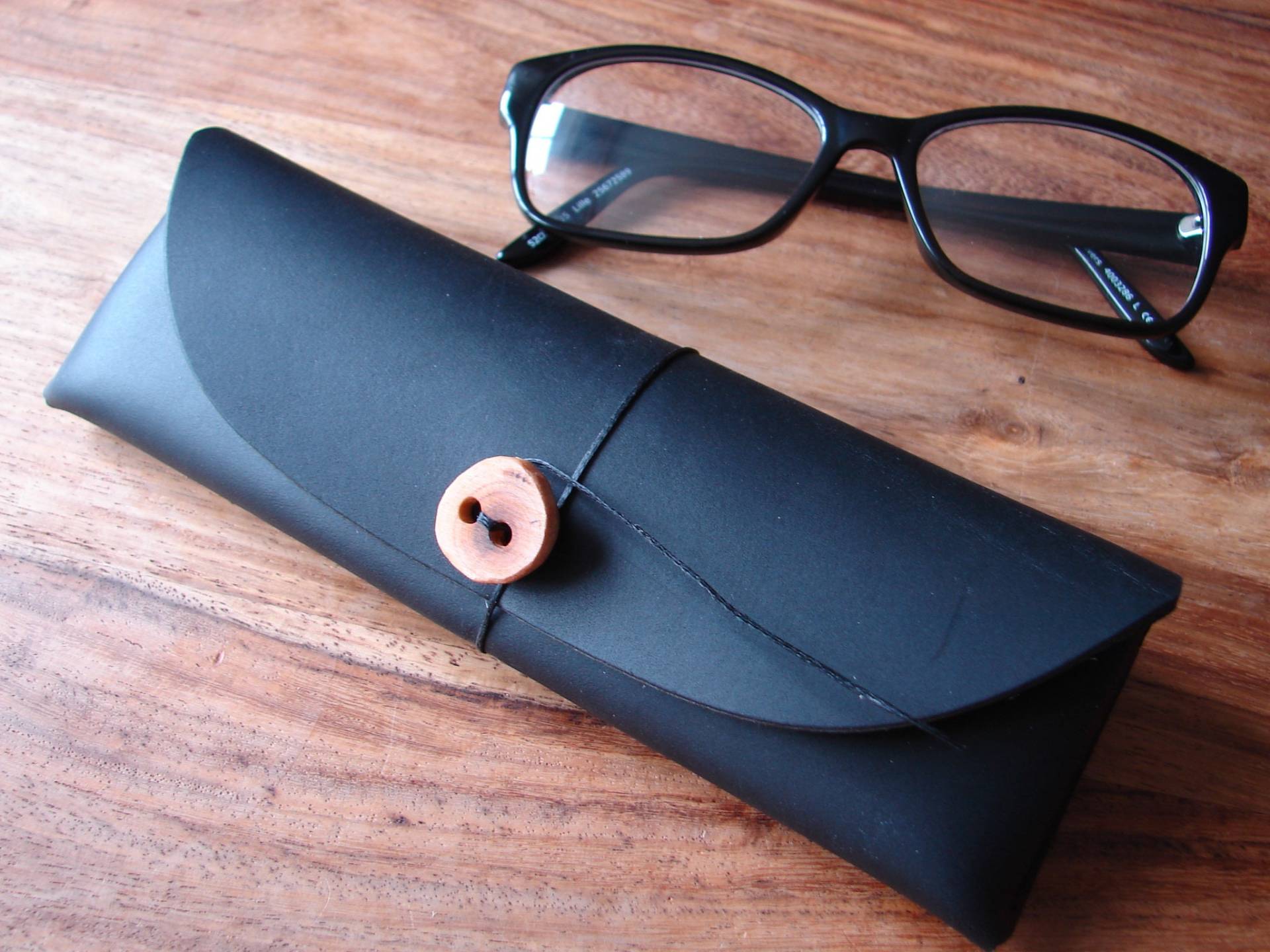 Leder Brillenetui - Schwarz Mit Holzknopf Leder Brillenetui - Schwarz Mit Holzknopf von FDixonCrafts