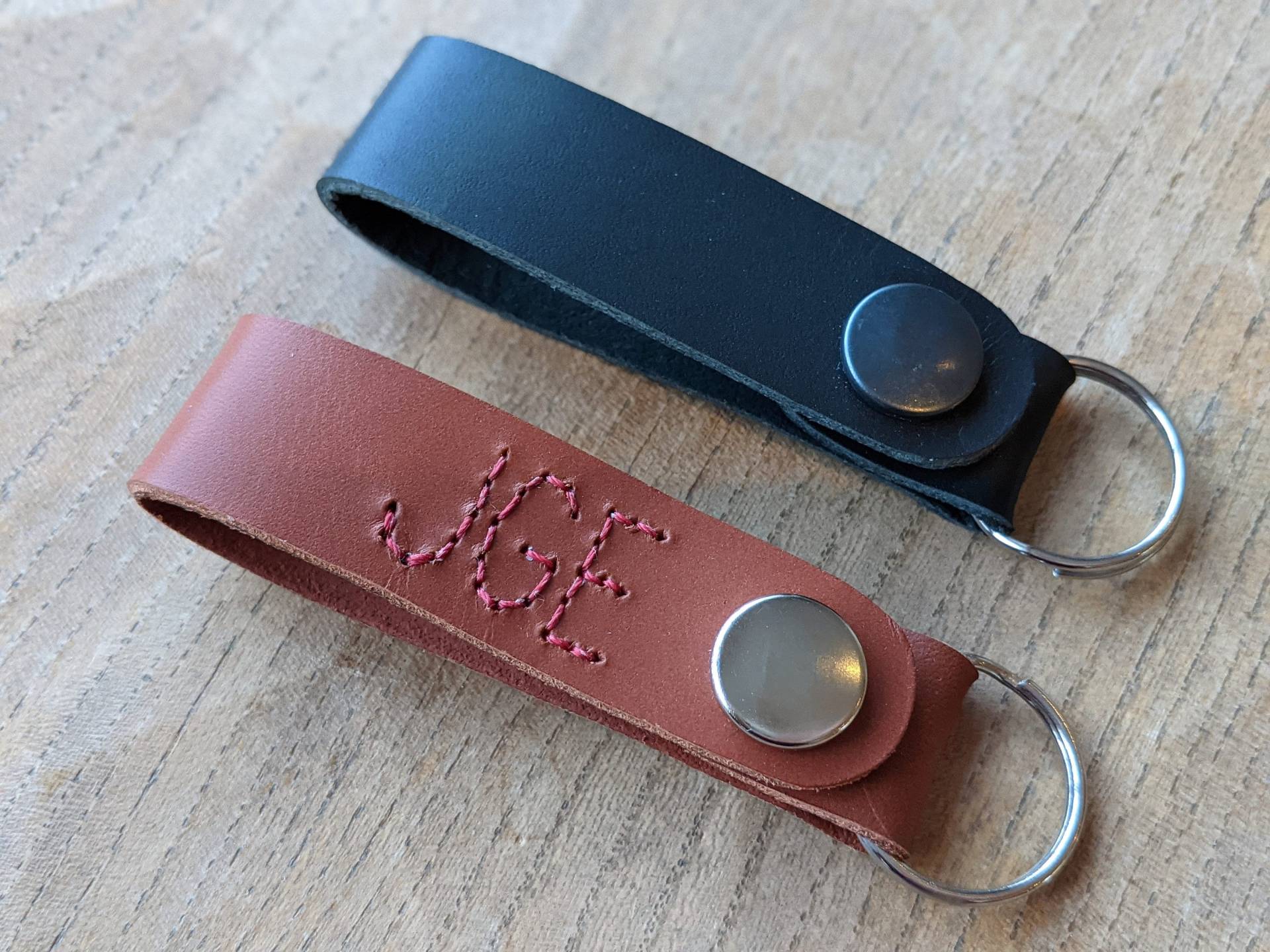 Personalisierter Schlüsselanhänger Aus Leder Mit Gürtelschlaufe - Handgestickte Initialen Personalisierter Schlüsselanhänger Aus Leder Mit Gürtelschlaufe - Handgestickte Initialen von FDixonCrafts