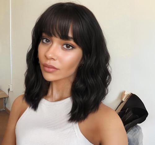 Kurze Bob-Perücke, lockige Perücke mit Pony, 35,6 cm, kurzes gewelltes Haar, synthetische Perücke mit Pony, schulterlang, Perücken für schwarze Frauen, synthetisch, hitzebeständig Kurze Bob-Perücke, lockige Perücke mit Pony, 35,6 cm, kurzes gewelltes Haar, synthetische Perücke mit Pony, schulterlang, Perücken für schwarze Frauen, synthetisch, hitzebeständig von FEICUI