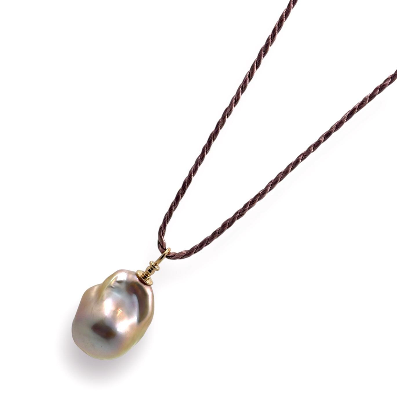 Prachtvoller Anhänger Barock-Perle/ Groß Mit Zierfassung in 585Er Rotgold "Poliert" An Baumwollkordel/ Rosé, L= 65 cm | Geknotet von FEINFORMGoldschmiede