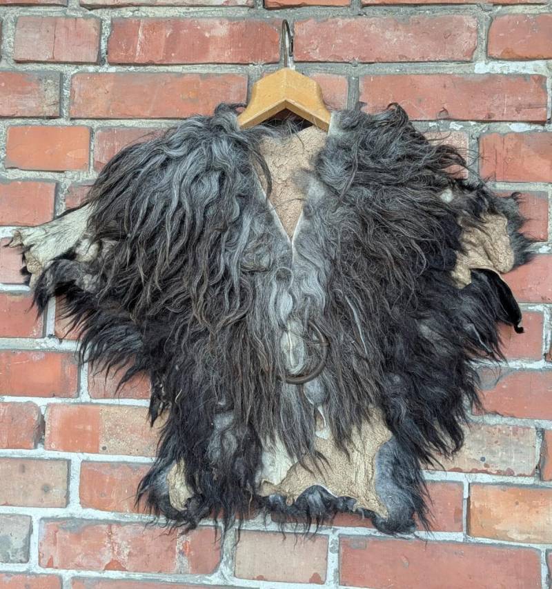 Fellumhang Heidschnucke- Naturgraues Schulterfell Mit Metallfibel - Bekleidung Aus Fell Vikings Larp Cosplay Einzelstück 907 Fellumhang Heidschnucke- Naturgraues Schulterfell Mit Metallfibel - Bekleidung Aus Fell Vikings Larp Cosplay Einzelstück 907 von FELLFORFASHION