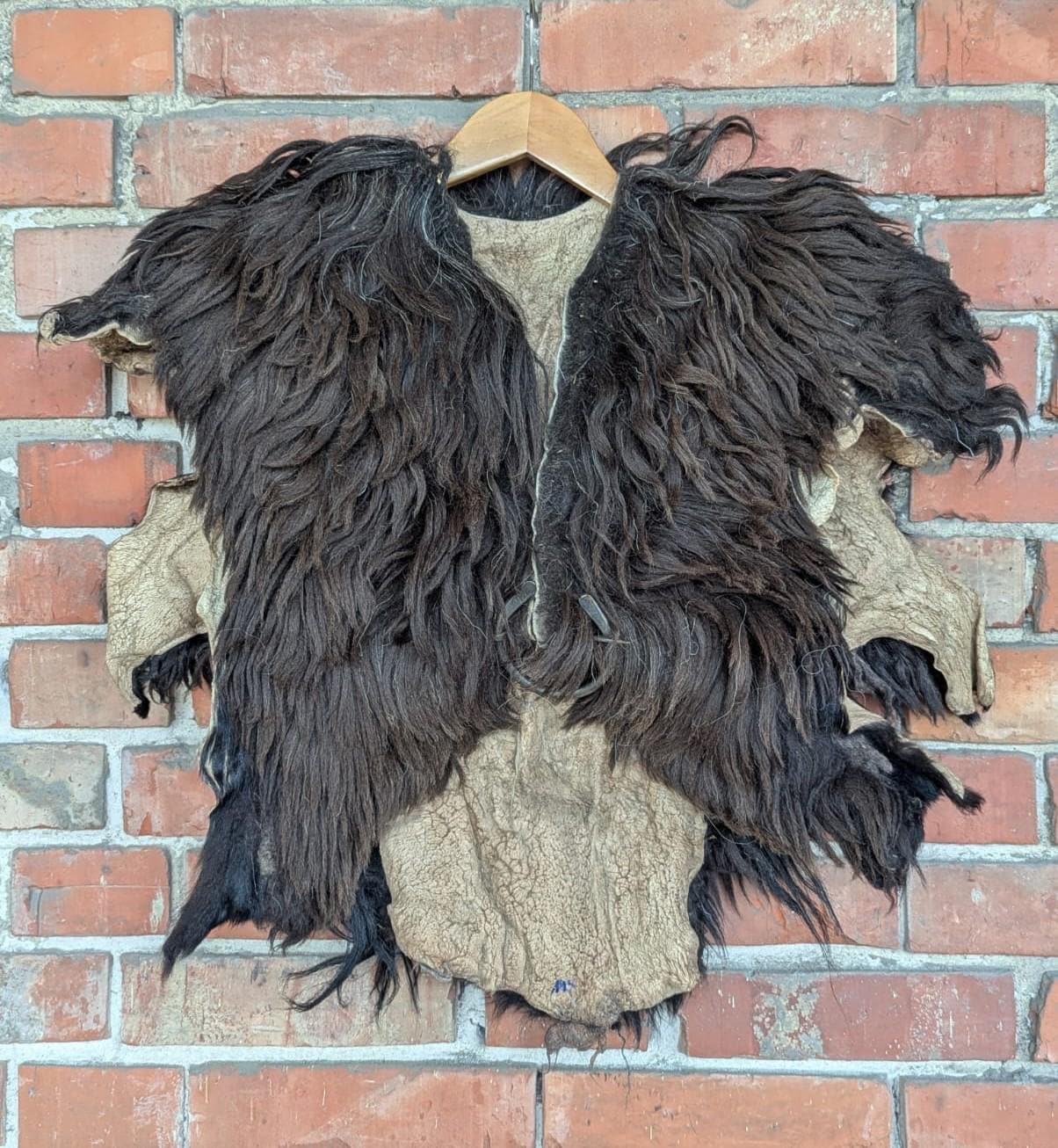 Fellumhang Wikinger - Heidschnucke Dunkelbraun/Schwarz, Rustikal Einzelstück 905 Fellumhang Wikinger - Heidschnucke Dunkelbraun/Schwarz, Rustikal Einzelstück 905 von FELLFORFASHION