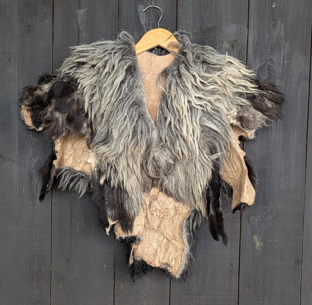 Fellumhang Wikinger - Heidschnucke Grau Meliert Mit Schwarz Bekleidung Aus Fell Larp Vikings Got Einzelstück 906 Fellumhang Wikinger - Heidschnucke Grau Meliert Mit Schwarz Bekleidung Aus Fell Larp Vikings Got Einzelstück 906 von FELLFORFASHION