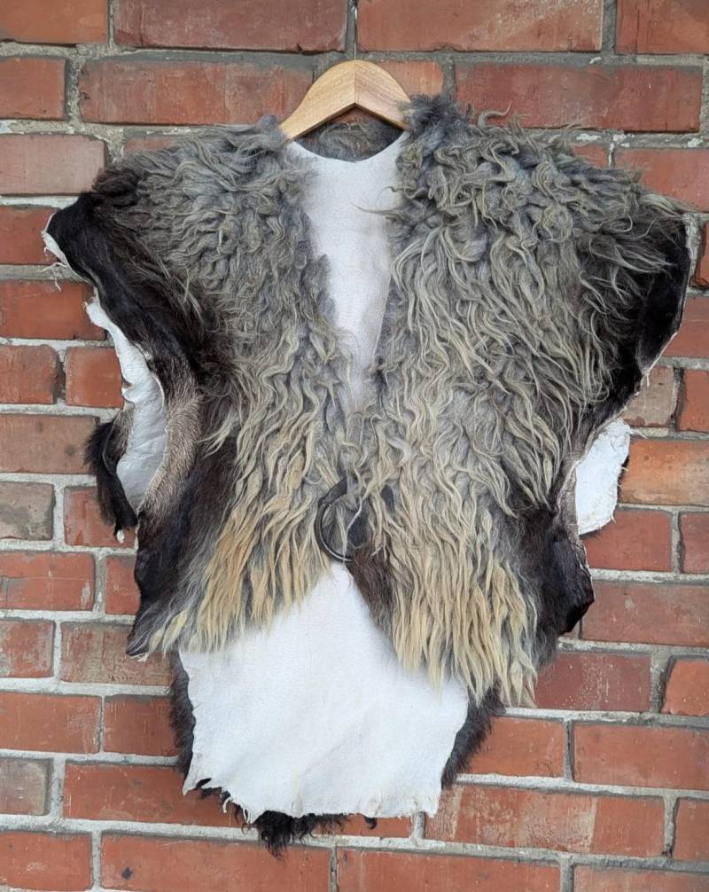 Fellumhang Wikinger - Heidschnucke Rustikal- Metallfibel Vikings Larp- Cosplayer Einzelstück 904 Fellumhang Wikinger - Heidschnucke Rustikal- Metallfibel Vikings Larp- Cosplayer Einzelstück 904 von FELLFORFASHION