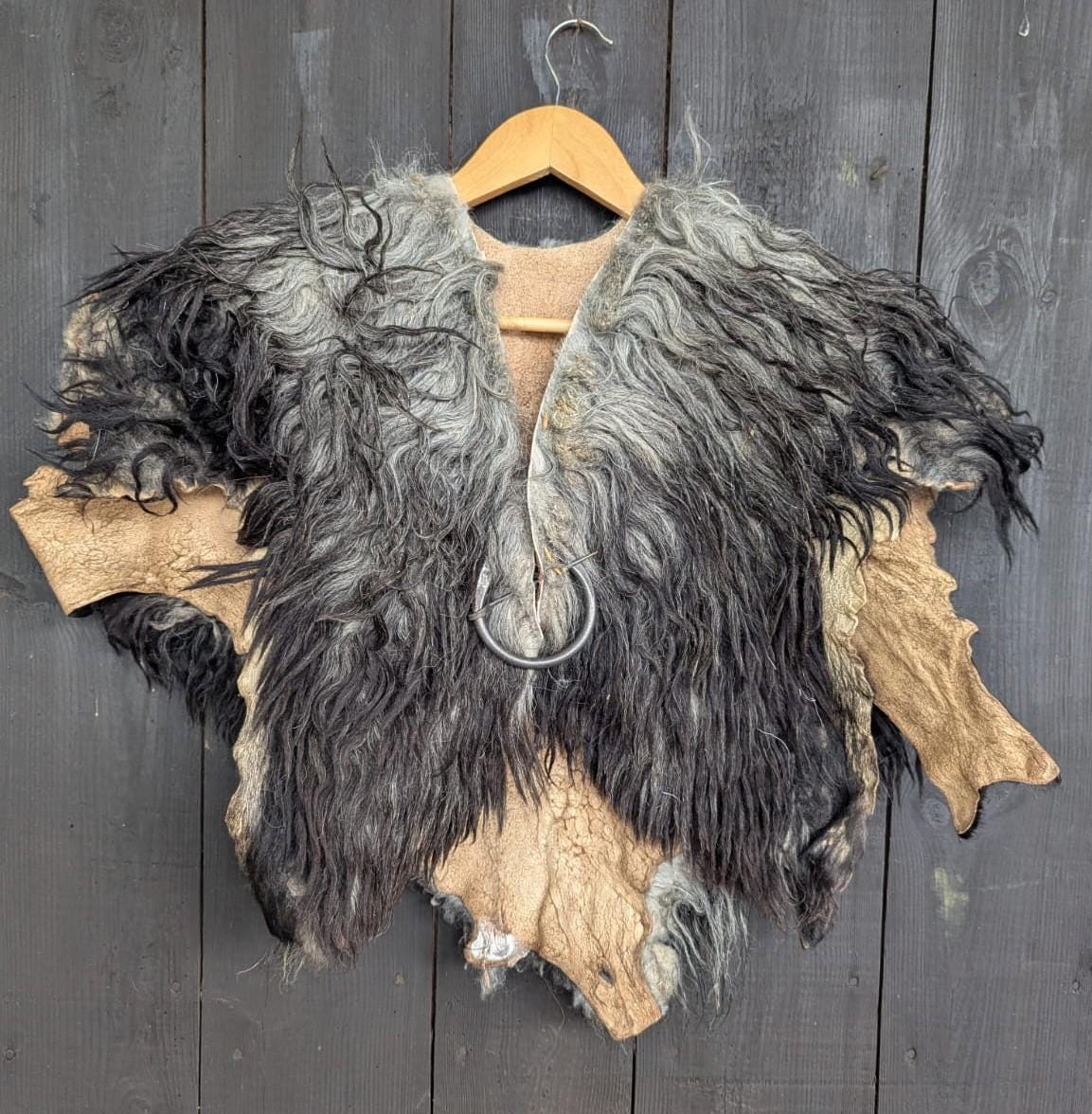 Großer Fellumhang Xl - Fell Für Wikinger Viking Krieger Bekleidung Mit Fell- Vikings- Got Einzelstück 911 Großer Fellumhang Xl - Fell Für Wikinger Viking Krieger Bekleidung Mit Fell- Vikings- Got Einzelstück 911 von FELLFORFASHION