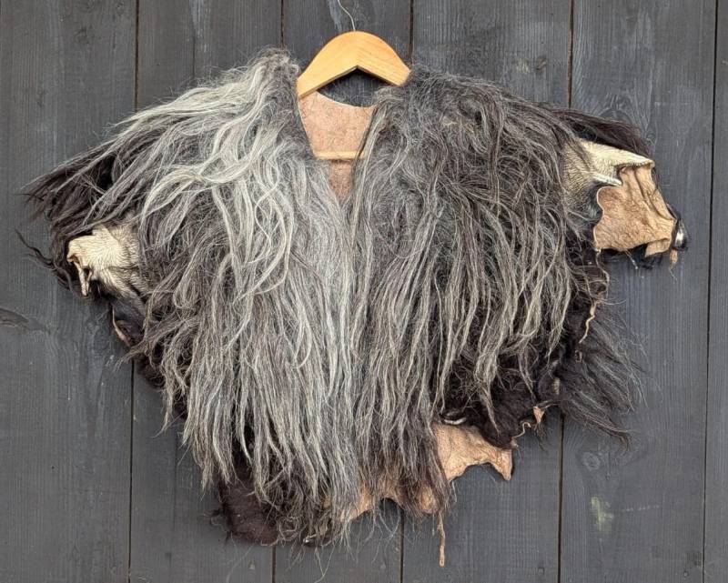 Schulterfell - Fell Für Wikinger Viking Krieger Halloween Bekleidung Mit Fell- Vikings- Got-Mittelalter- Einzelstück 901 Schulterfell - Fell Für Wikinger Viking Krieger Halloween Bekleidung Mit Fell- Vikings- Got-Mittelalter- Einzelstück 901 von FELLFORFASHION