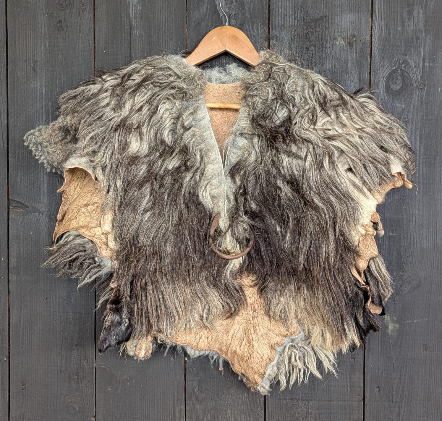 Schulterfell - Fell Für Wikinger Viking Krieger Halloween Bekleidung Mit Fell- Vikings- Got-Mittelalter- Einzelstück 902 Schulterfell - Fell Für Wikinger Viking Krieger Halloween Bekleidung Mit Fell- Vikings- Got-Mittelalter- Einzelstück 902 von FELLFORFASHION