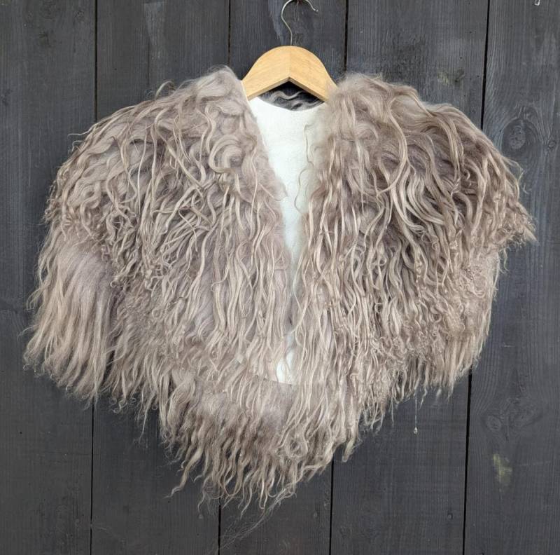 Schulterfell Islandschaf - Fell Für Wikinger Viking Krieger Bekleidung Mit Fell- Einzelstück 914 Schulterfell Islandschaf - Fell Für Wikinger Viking Krieger Bekleidung Mit Fell- Einzelstück 914 von FELLFORFASHION