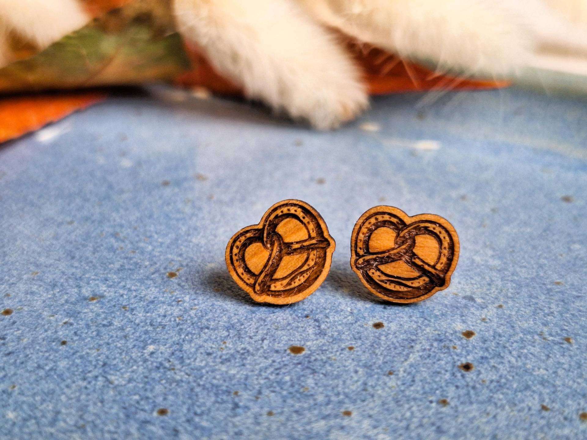 Holzohrstecker Brezel Ohrstecker Aus Echtholz Handgemachter Schmuck Geschenk Für Sie Holzohrringe Ohrringe Holz Feme Laserstudio von FEMELaserstudio