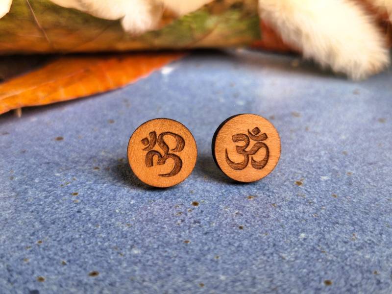 Holzohrstecker Om Symbol Ohrstecker Aus Echtholz Handgemachter Schmuck Geschenk Für Sie Holzohrringe Ohrringe Holz Feme von FEMELaserstudio