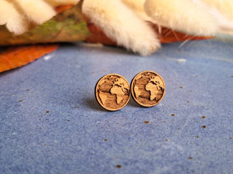 Holzohrstecker Welt Ohrstecker Aus Echtholz Handgemachter Schmuck Geschenk Für Sie Holzohrringe Ohrringe Holz Feme Laserstudio von FEMELaserstudio