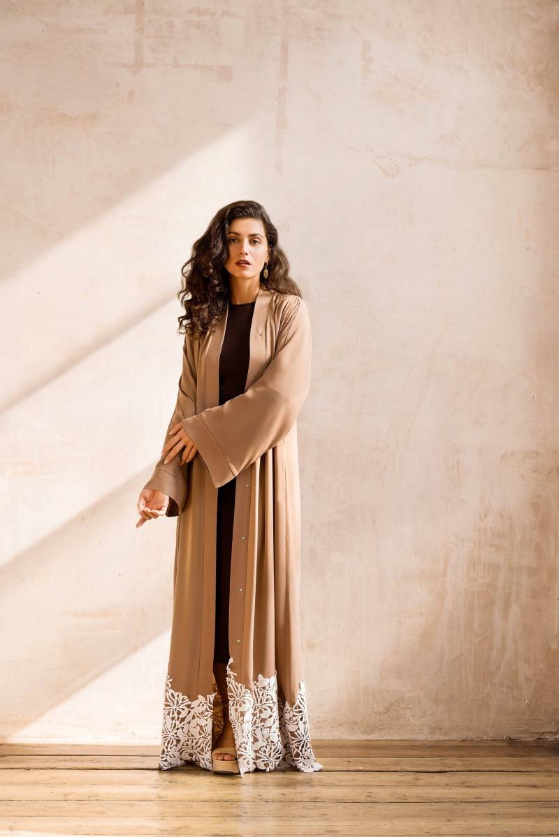 Brown Lace Open Abaya Mit Gürtel Brown Lace Open Abaya Mit Gürtel von FERADJE