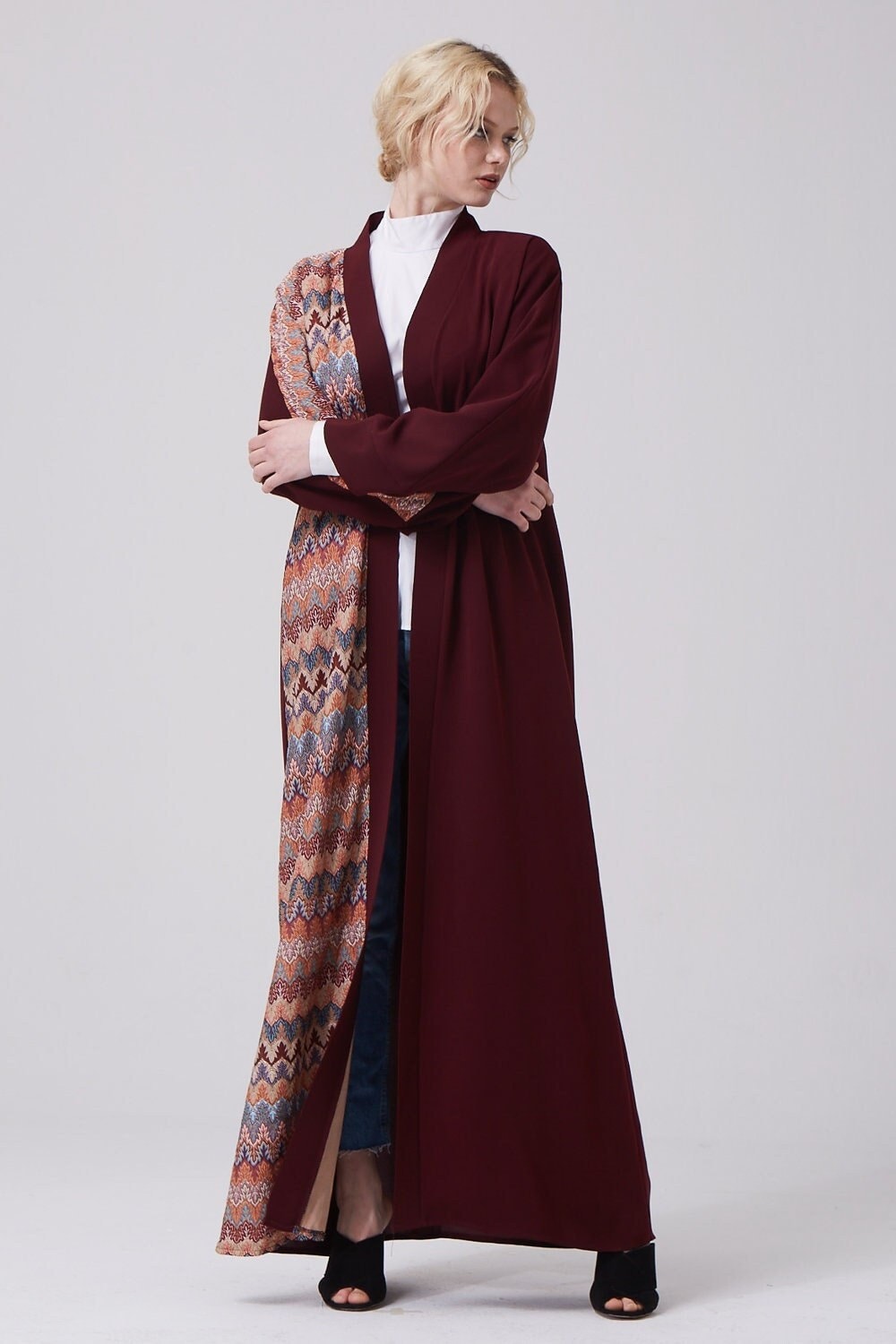 Dunkelrot Offene Gestrickte Abaya Dunkelrot Offene Gestrickte Abaya von FERADJE