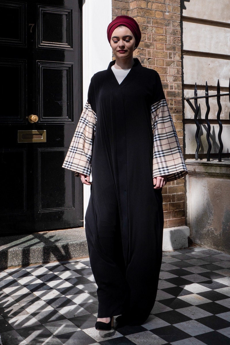 Hellbeige Abaya-Ärmel Mit Karomuster Hellbeige Abaya-Ärmel Mit Karomuster von FERADJE