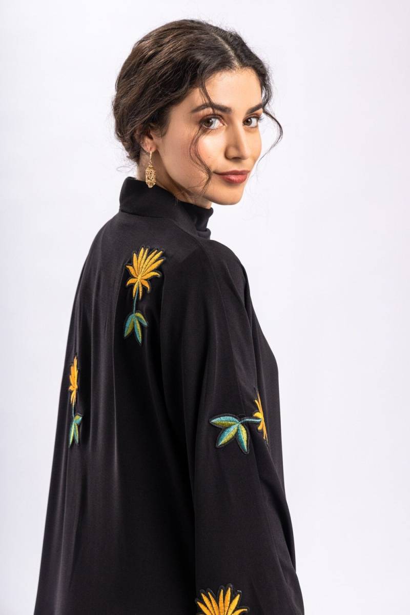 Schwarz Gold Floral Bestickte Offene Abaya Mit Gürtel von FERADJE