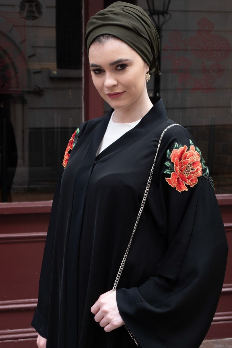 Schwarze Gestickte Rote Blumen Abaya Schwarze Gestickte Rote Blumen Abaya von FERADJE