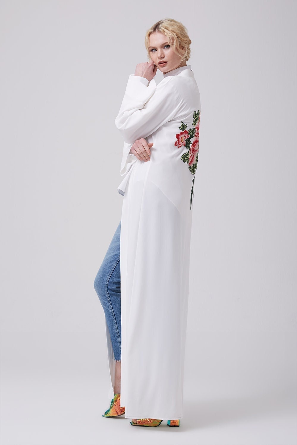 Weiße Offene Florale Abaya Weiße Offene Florale Abaya von FERADJE