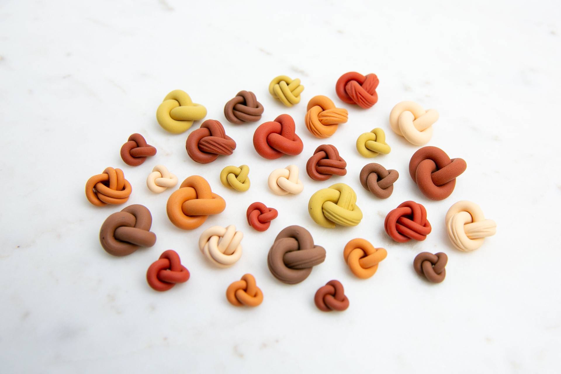 Knot Studs Orange Und Gelb Knot Studs Orange Und Gelb von FERNANDVINEHANDMADE
