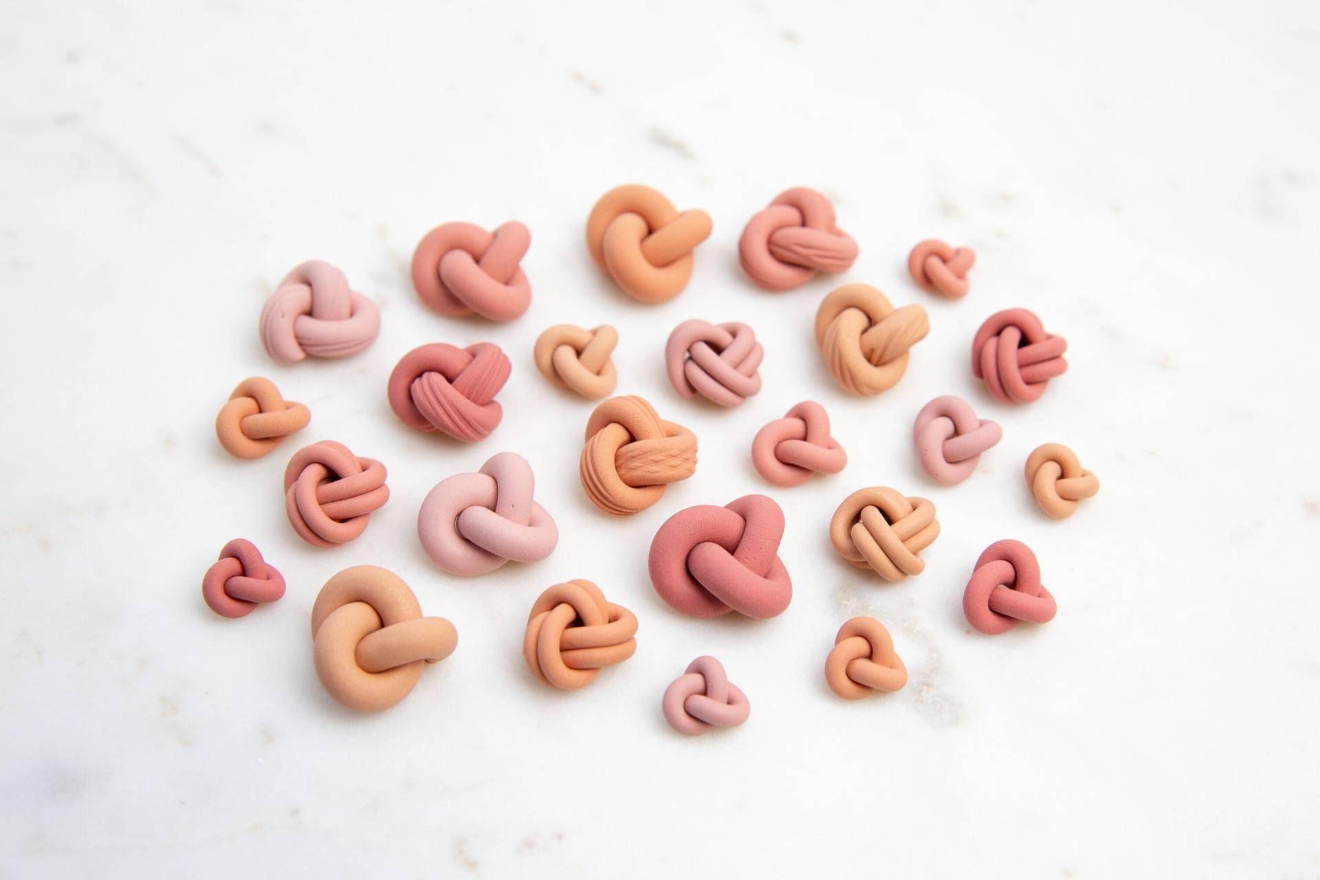 Knot Studs Pink Und Koralle Knot Studs Pink Und Koralle von FERNANDVINEHANDMADE