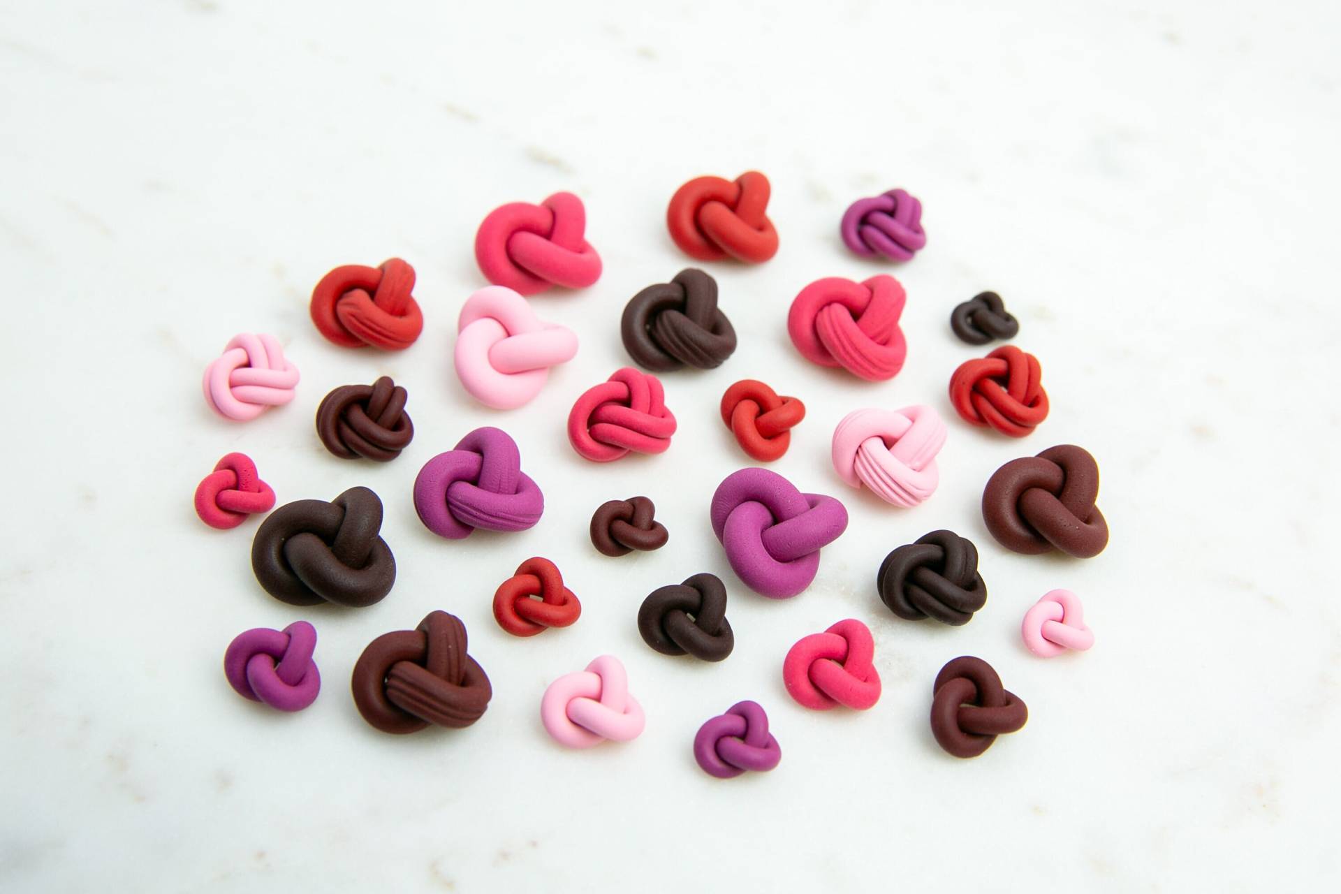 Knot Studs Pink Und Rot Knot Studs Pink Und Rot von FERNANDVINEHANDMADE