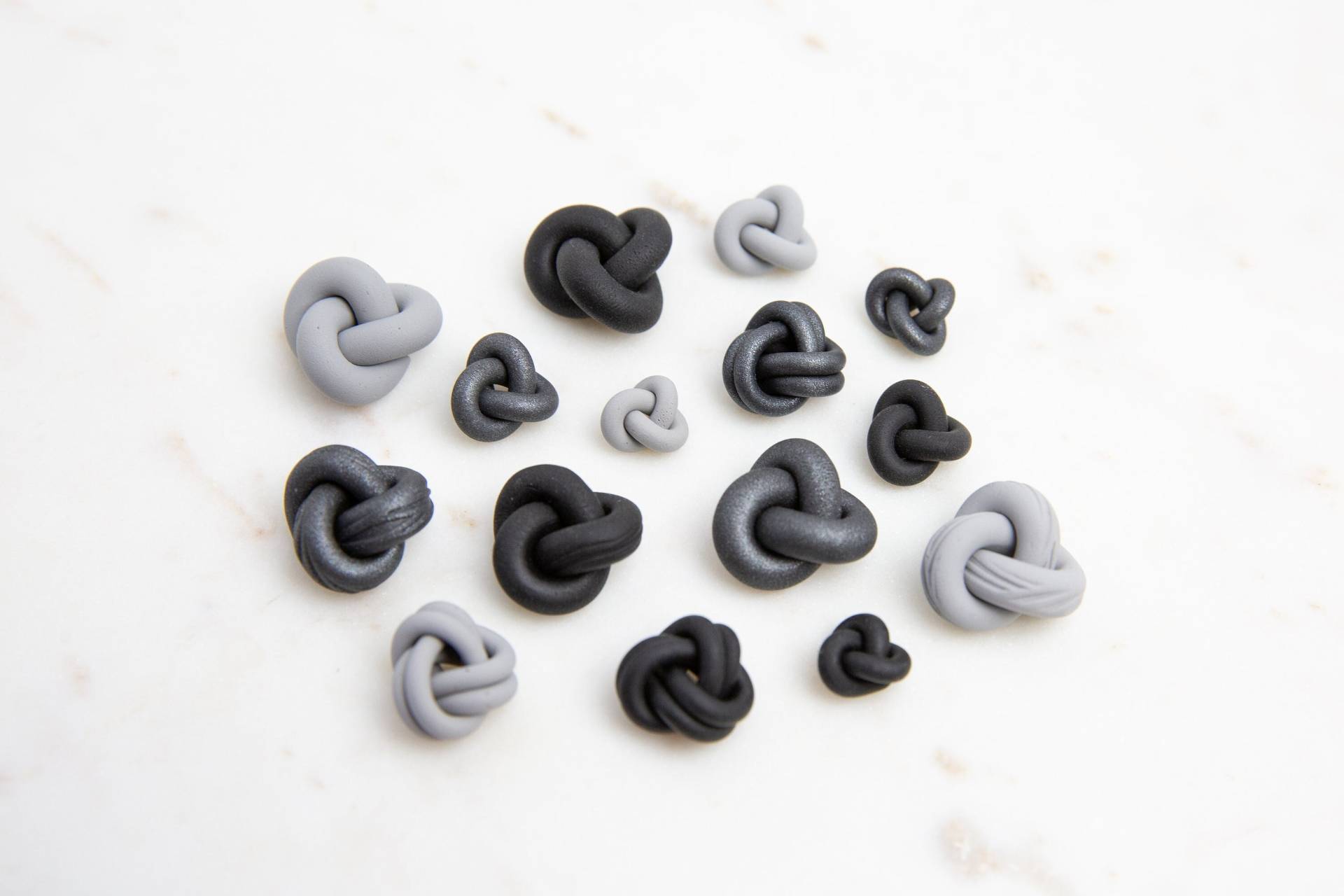 Knot Studs Schwarz Und Grau Knot Studs Schwarz Und Grau von FERNANDVINEHANDMADE