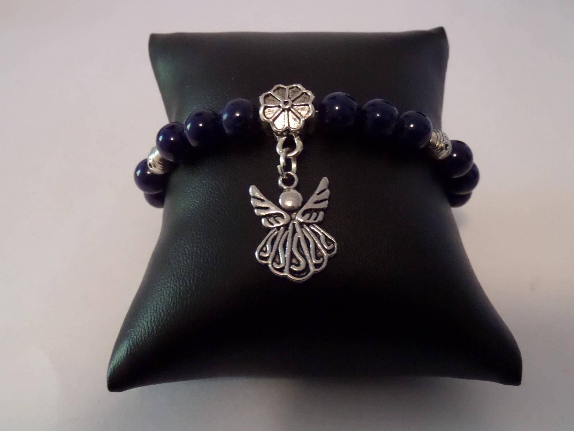 Dunkelblau Riverstone Und Silber Engel Charm Armband Dunkelblau Riverstone Und Silber Engel Charm Armband von FEVERGRASSBEADS