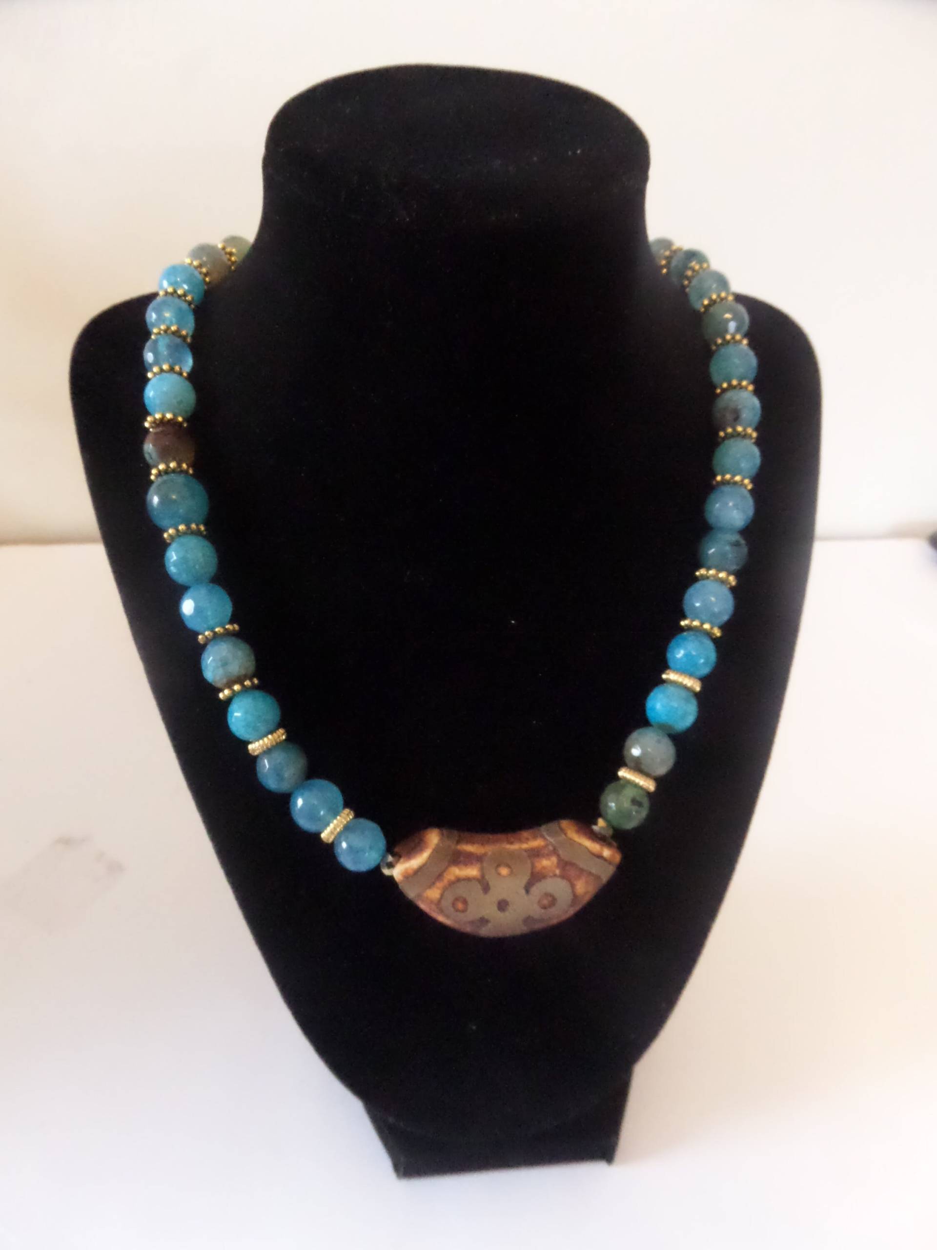 Dzi Und Blau Feuer Achat Halskette Dzi Und Blau Feuer Achat Halskette von FEVERGRASSBEADS