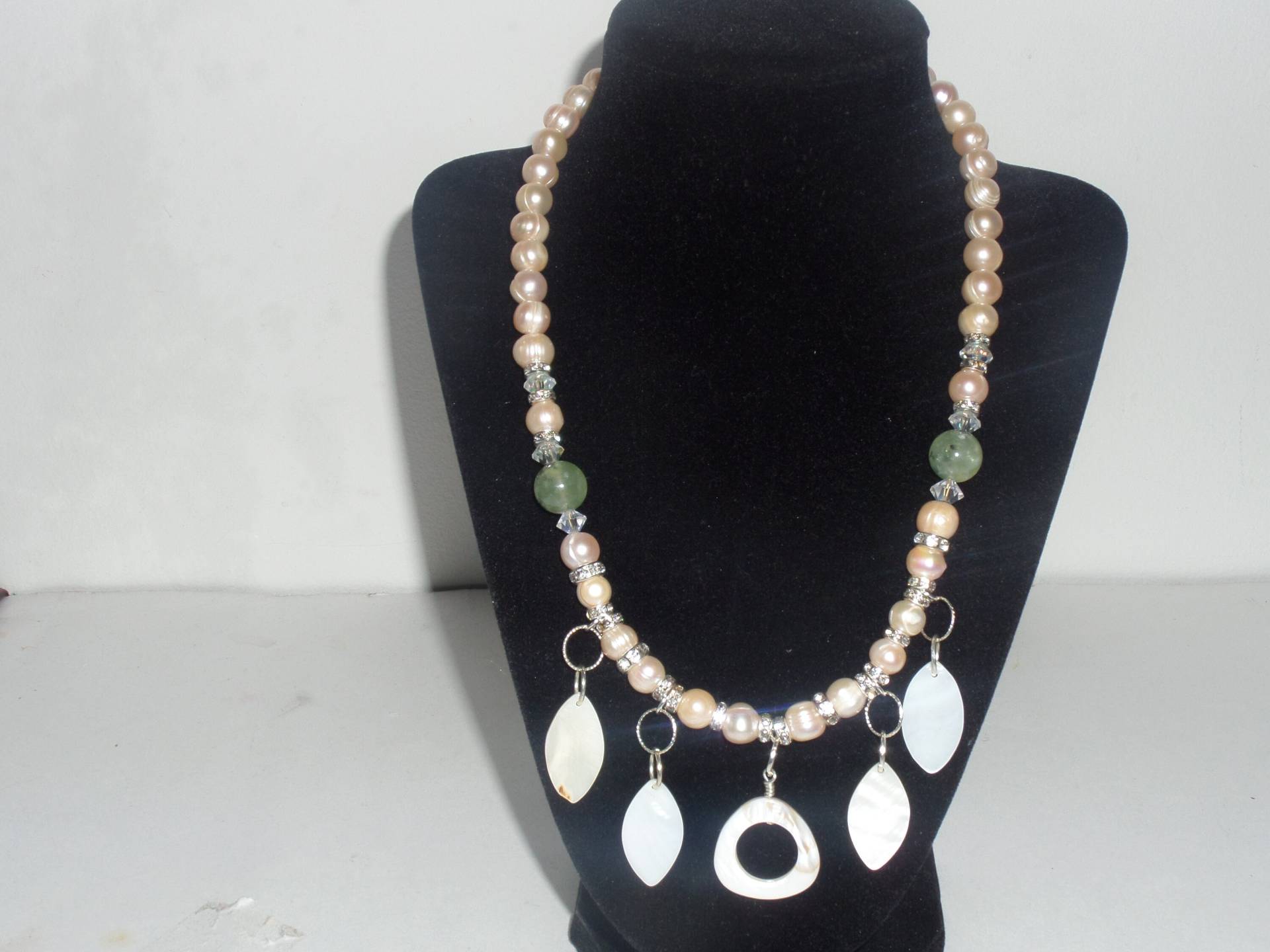 Halskette, Amythyst, Prehnit, Perlmutt Schale, Kultivierte Süßwasserperle Halskette, Amythyst, Prehnit, Perlmutt Schale, Kultivierte Süßwasserperle von FEVERGRASSBEADS