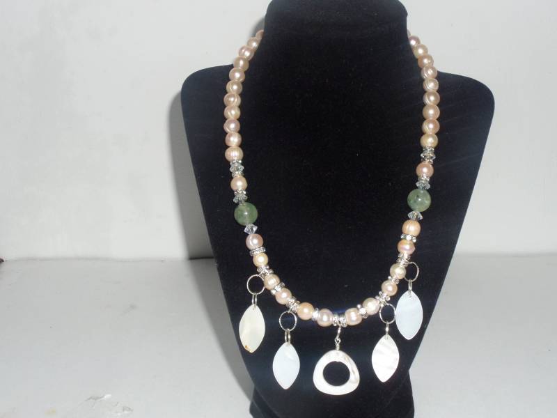 Halskette, Amythyst, Prehnit, Perlmutt Schale, Kultivierte Süßwasserperle Halskette, Amythyst, Prehnit, Perlmutt Schale, Kultivierte Süßwasserperle von FEVERGRASSBEADS