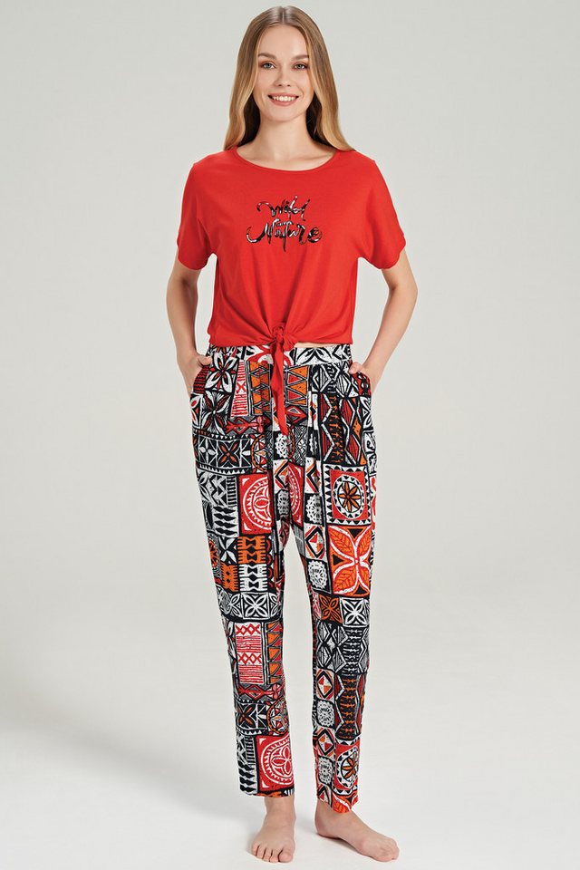 FEYZA Pyjama Damen Pyjama-Set mit Ethno-Muster – Rotes Oberteil & Bedruckte Hose Pyjama mit Knoten-Design, Ethno-Print & Schriftzug „Wild Nature“ FEYZA Pyjama Damen Pyjama-Set mit Ethno-Muster – Rotes Oberteil & Bedruckte Hose Pyjama mit Knoten-Design, Ethno-Print & Schriftzug „Wild Nature“ von FEYZA