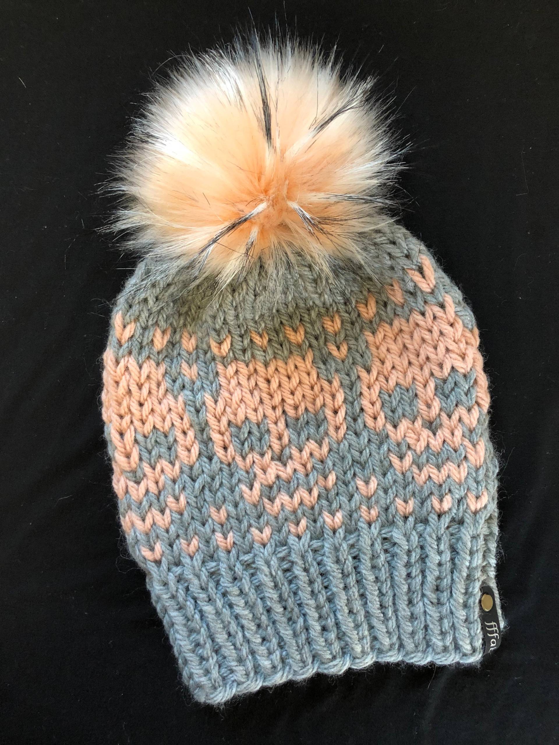 Totenkopf Beanie/Grobstrick Wolle Handgestrickte Mütze Mit Kunstfell Pompom Rosa Grau von FFFabuknits