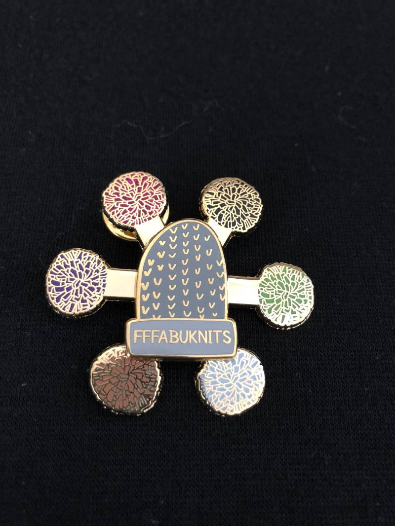 strickmütze Emaille Pin/Pompom Dekorative strickmütze Emaille Pin/Pompom Dekorative von FFFabuknits