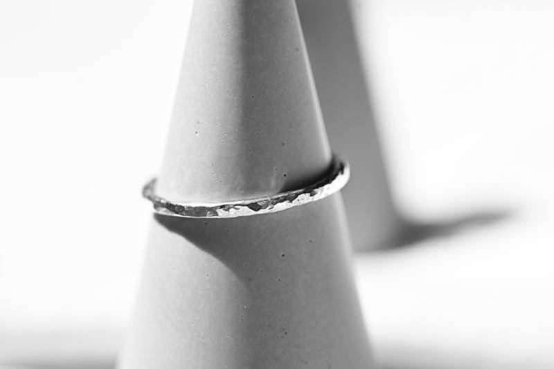 Feiner Ring Mit Hammerschlag Aus 935 Silber | Handmade Dünner Gehämmerter Silberring Handgemachter Silber-Schmuck Stapelring "Hammered" Feiner Ring Mit Hammerschlag Aus 935 Silber | Handmade Dünner Gehämmerter Silberring Handgemachter Silber-Schmuck Stapelring "Hammered" von FGElements