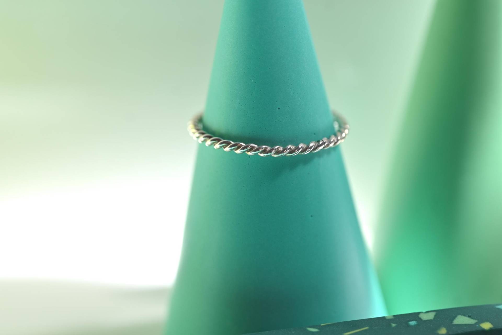 Filigraner Kordel-Ring Aus 935 Silber | Handmade Dünner Gedrehter Silberring Handgemachter Silber-Schmuck Stapelring "Cord Slim" Filigraner Kordel-Ring Aus 935 Silber | Handmade Dünner Gedrehter Silberring Handgemachter Silber-Schmuck Stapelring "Cord Slim" von FGElements