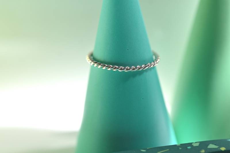 Filigraner Kordel-Ring Aus 935 Silber | Handmade Dünner Gedrehter Silberring Handgemachter Silber-Schmuck Stapelring "Cord Slim" Filigraner Kordel-Ring Aus 935 Silber | Handmade Dünner Gedrehter Silberring Handgemachter Silber-Schmuck Stapelring "Cord Slim" von FGElements