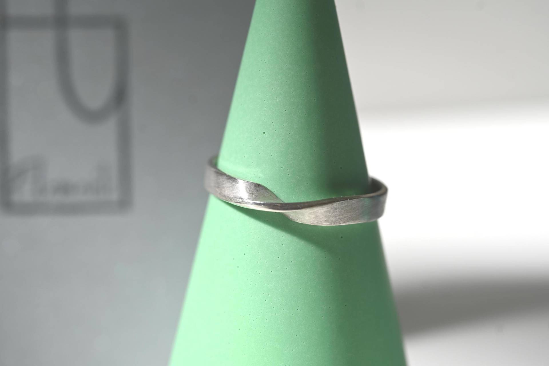 Feiner Silber-Ring Handmade Aus Feinsilber | Handgemachter Silberner Ring Mit Twist Gedrehter Matt Und Glänzend "Twist Wide" Feiner Silber-Ring Handmade Aus Feinsilber | Handgemachter Silberner Ring Mit Twist Gedrehter Matt Und Glänzend "Twist Wide" von FGElements