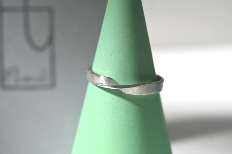 Feiner Silber-Ring Handmade Aus Feinsilber | Handgemachter Silberner Ring Mit Twist Gedrehter Matt Und Glänzend "Twist Wide" Feiner Silber-Ring Handmade Aus Feinsilber | Handgemachter Silberner Ring Mit Twist Gedrehter Matt Und Glänzend "Twist Wide" von FGElements