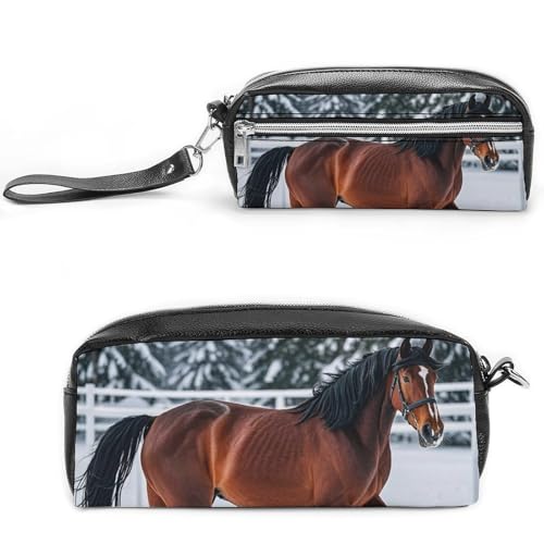 FHESDCW Sportliche Pferde im Schnee Winter Federmäppchen große Kapazität mit Reißverschluss, hängende wasserdichte Kosmetiktasche für Reisen, Vintage Leder Federmäppchen für Damen und Herren FHESDCW Sportliche Pferde im Schnee Winter Federmäppchen große Kapazität mit Reißverschluss, hängende wasserdichte Kosmetiktasche für Reisen, Vintage Leder Federmäppchen für Damen und Herren von FHESDCW