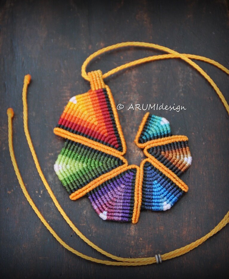 Fibre Anhänger Orange Rainbow Spiral, Bunte Cavandoli Makramee Kette Fibre Anhänger Orange Rainbow Spiral, Bunte Cavandoli Makramee Kette von FIAMMAjewelry