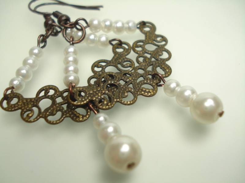 Handgefertigte Regencycore Perlenohrringe Kupferhochzeitsschmuck von FIGENTAKI