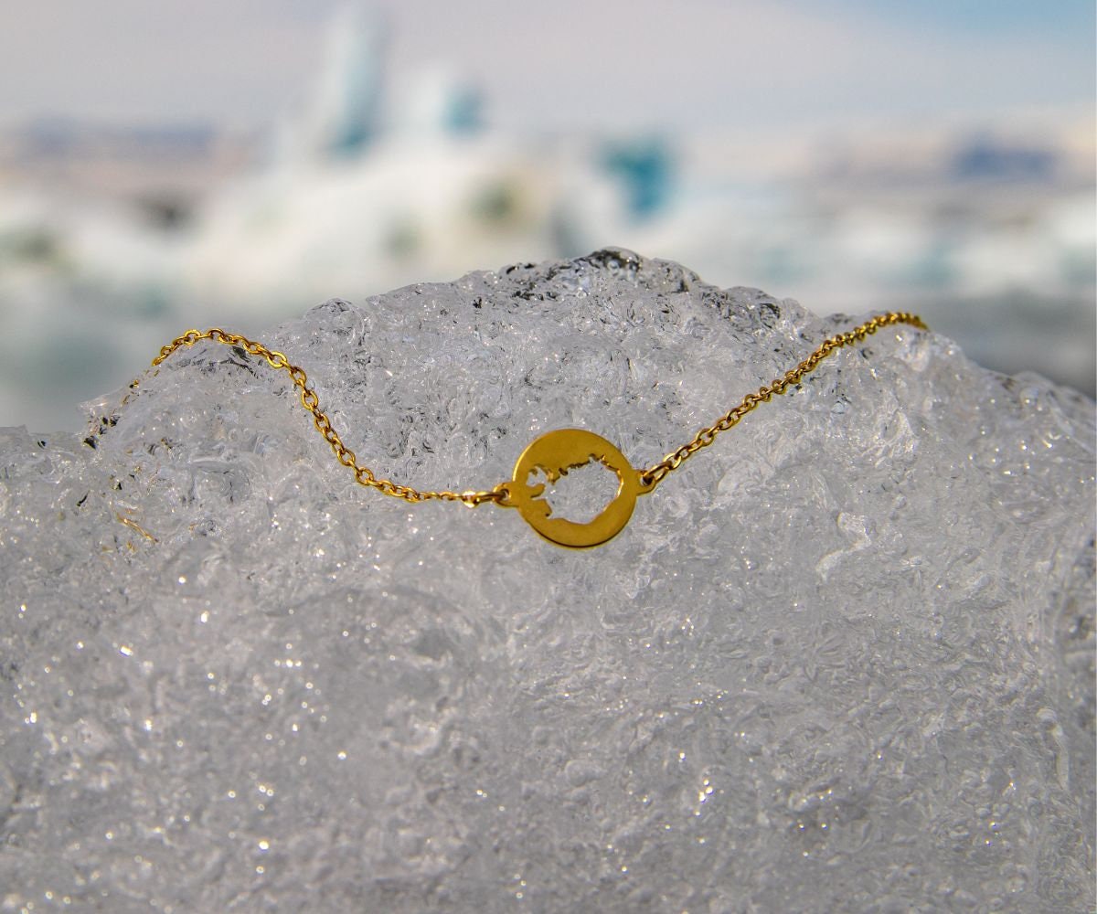 Armband Eyja in Gold - Inspiriert Von Der Natur Islands, Mit Island-Anhänger, Geschenk, Souvenir, Filigran, Für Island-Liebhaber Armband Eyja in Gold - Inspiriert Von Der Natur Islands, Mit Island-Anhänger, Geschenk, Souvenir, Filigran, Für Island-Liebhaber von FILJOS
